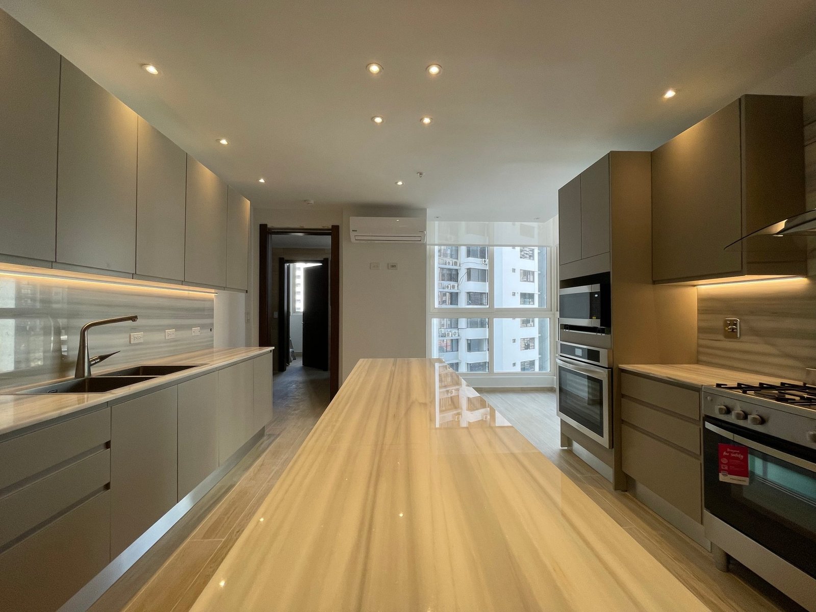 Sea-View 3-Bed at The Towers, Punta Paitilla - Gallery image 11
