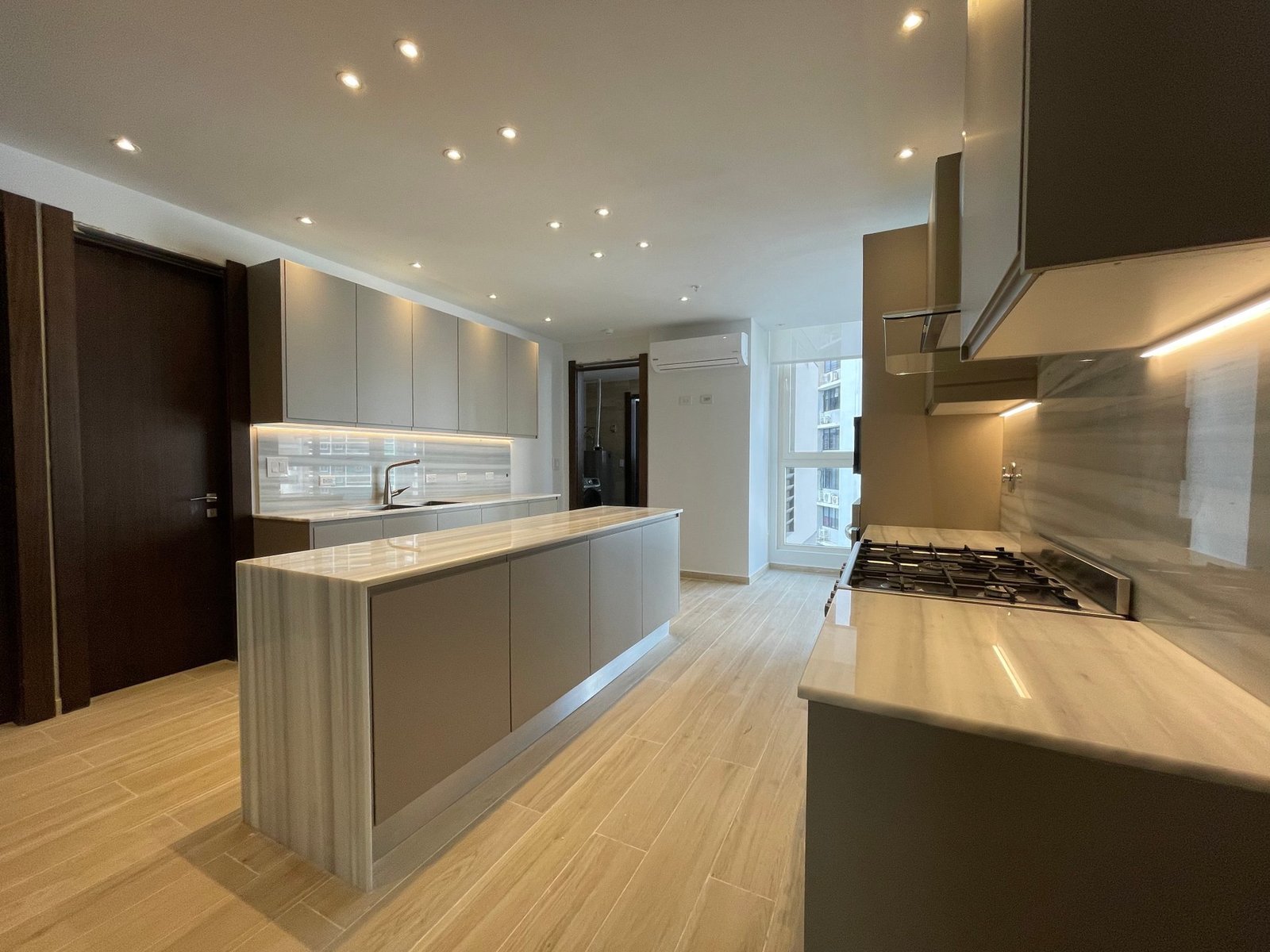 Sea-View 3-Bed at The Towers, Punta Paitilla - Gallery image 2