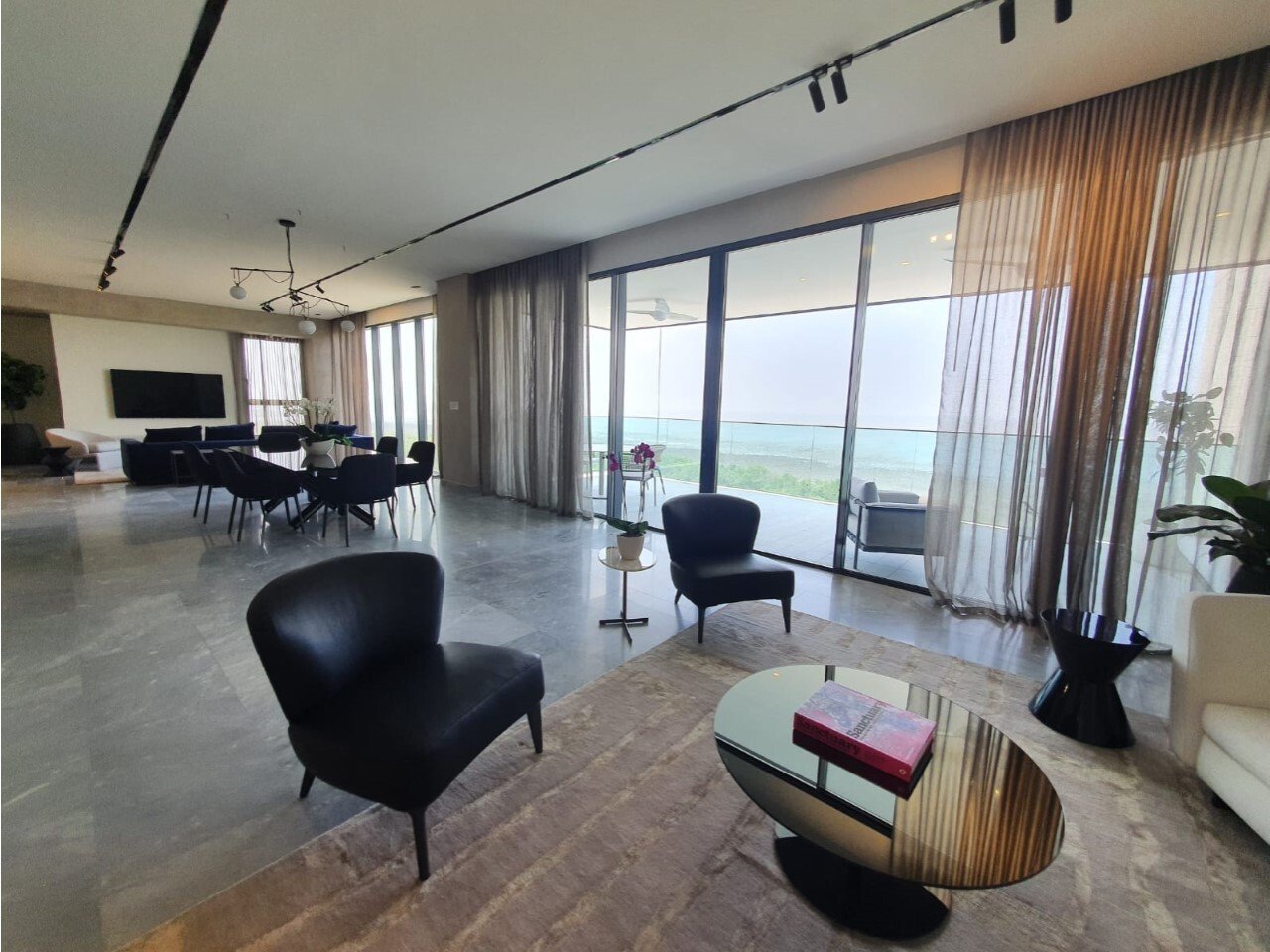 Upper East Apartment with Ocean Views, Costa del Este - Gallery image 2
