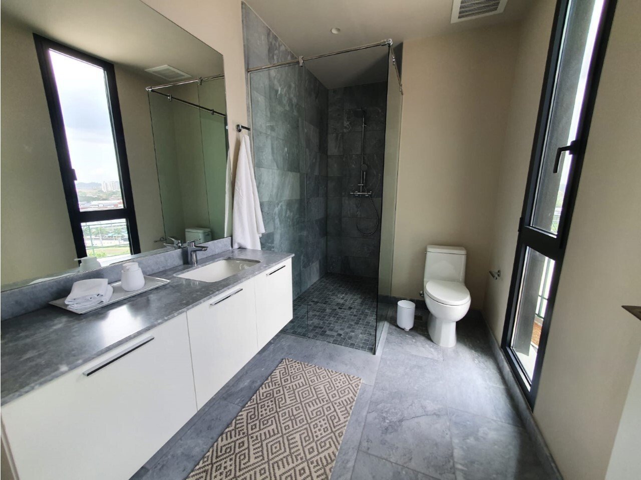 Upper East Apartment with Ocean Views, Costa del Este - Gallery image 4