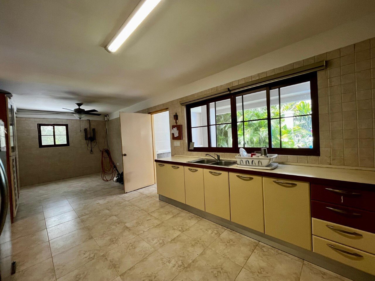 Solid-Concrete 4-Bed House in Camino de Cruces - Gallery image 16