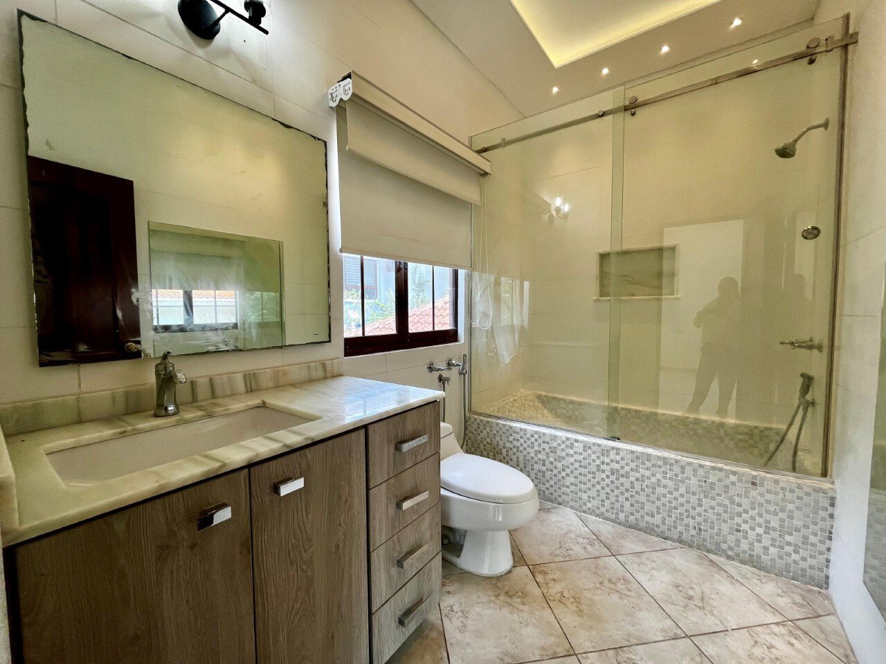 Solid-Concrete 4-Bed House in Camino de Cruces - Gallery image 18