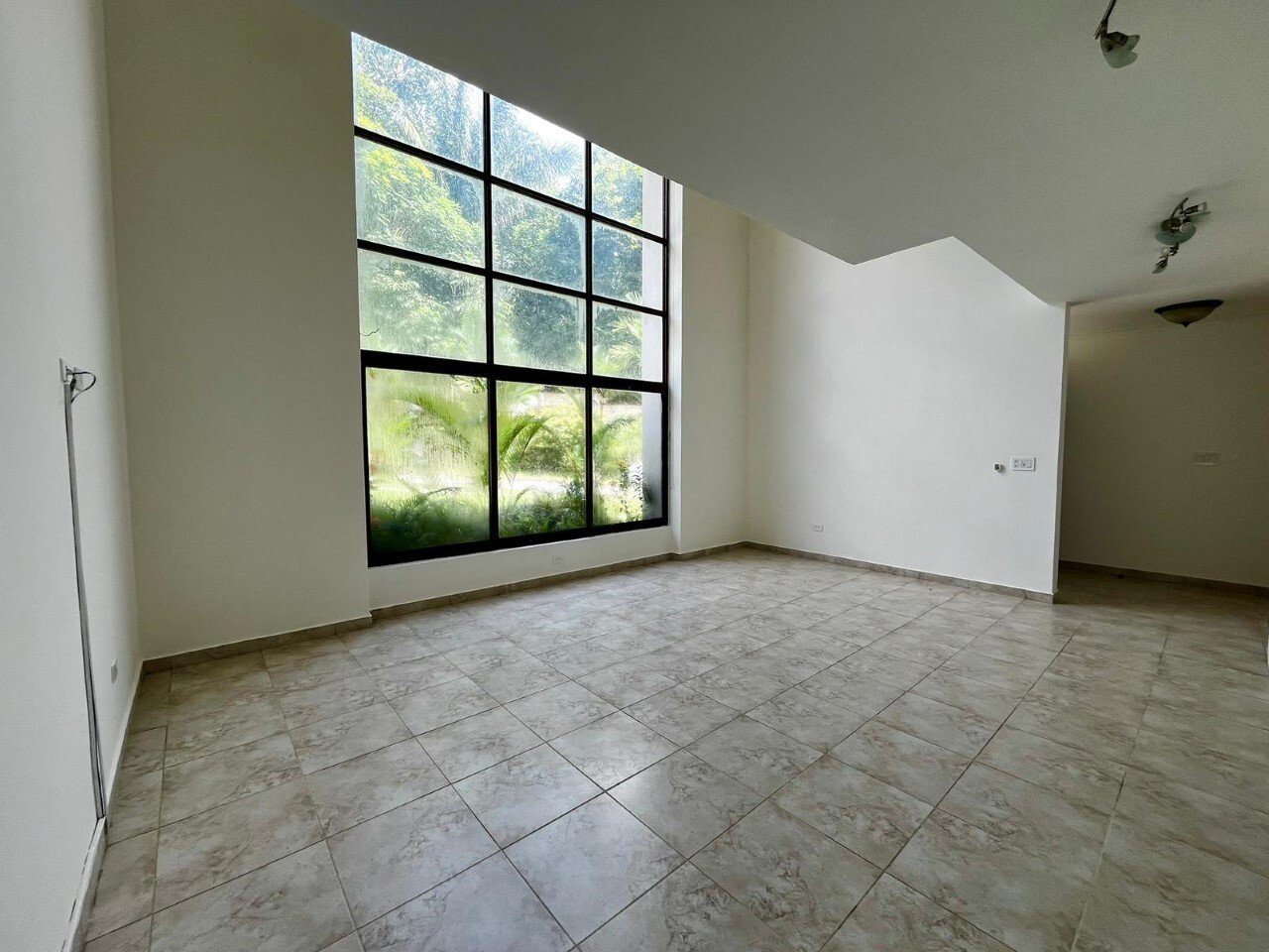 Solid-Concrete 4-Bed House in Camino de Cruces - Gallery image 19