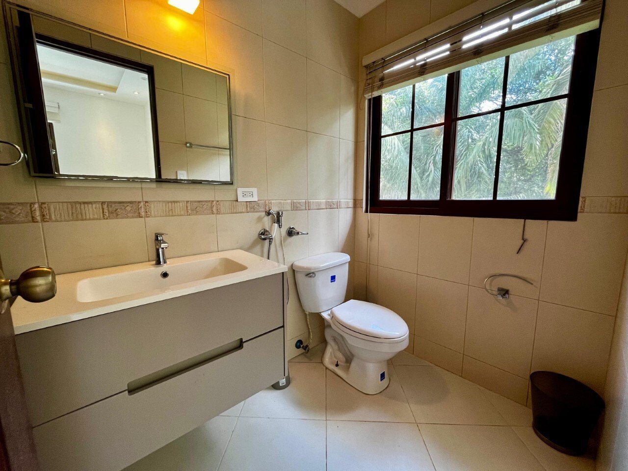 Solid-Concrete 4-Bed House in Camino de Cruces - Gallery image 2