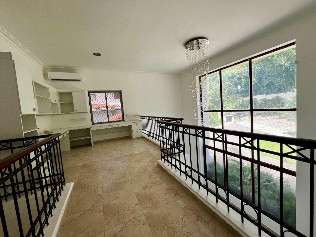 Solid-Concrete 4-Bed House in Camino de Cruces - Gallery image 23