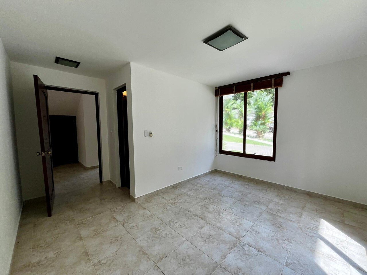 Solid-Concrete 4-Bed House in Camino de Cruces - Gallery image 24