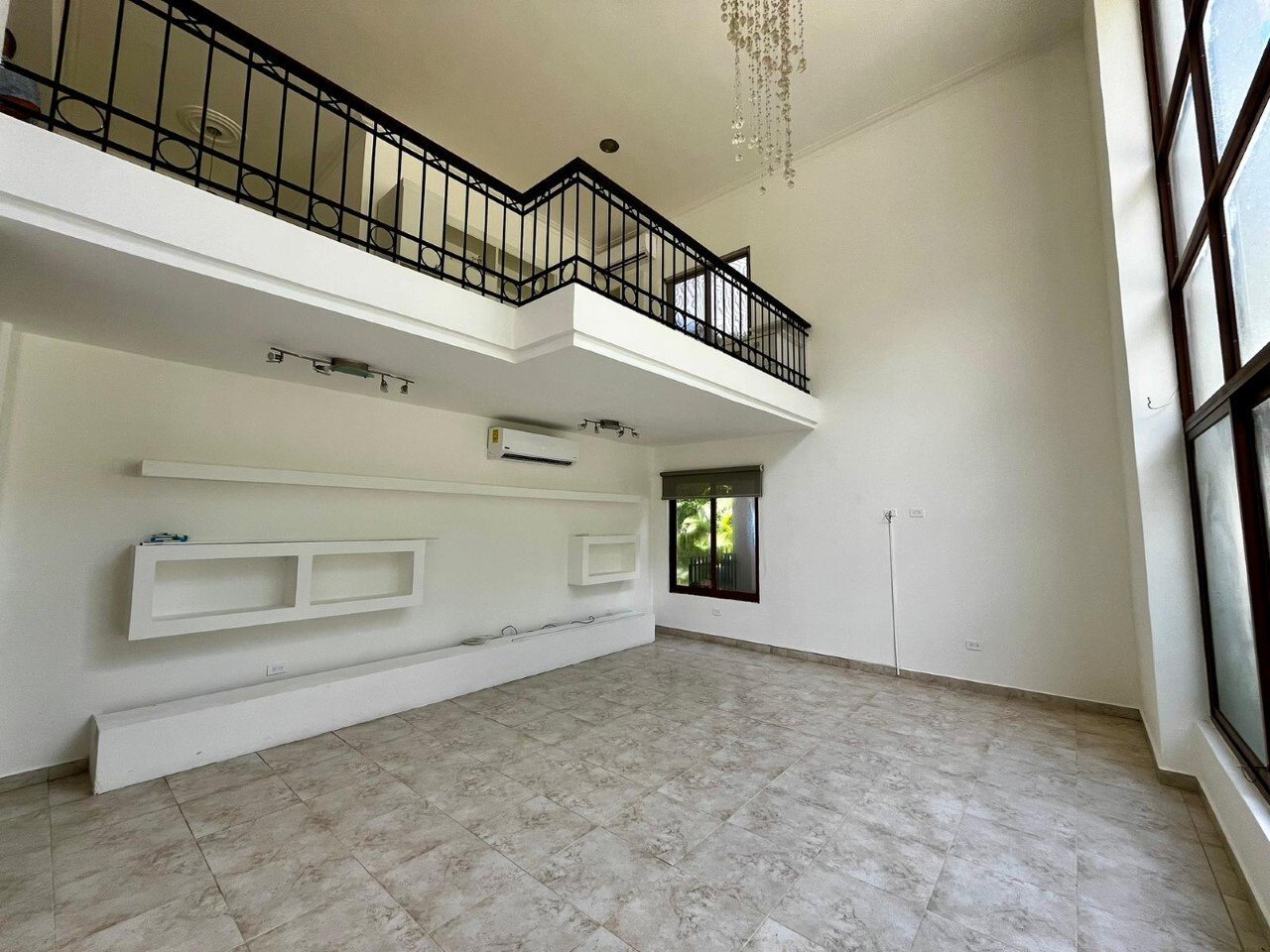 Solid-Concrete 4-Bed House in Camino de Cruces - Gallery image 25