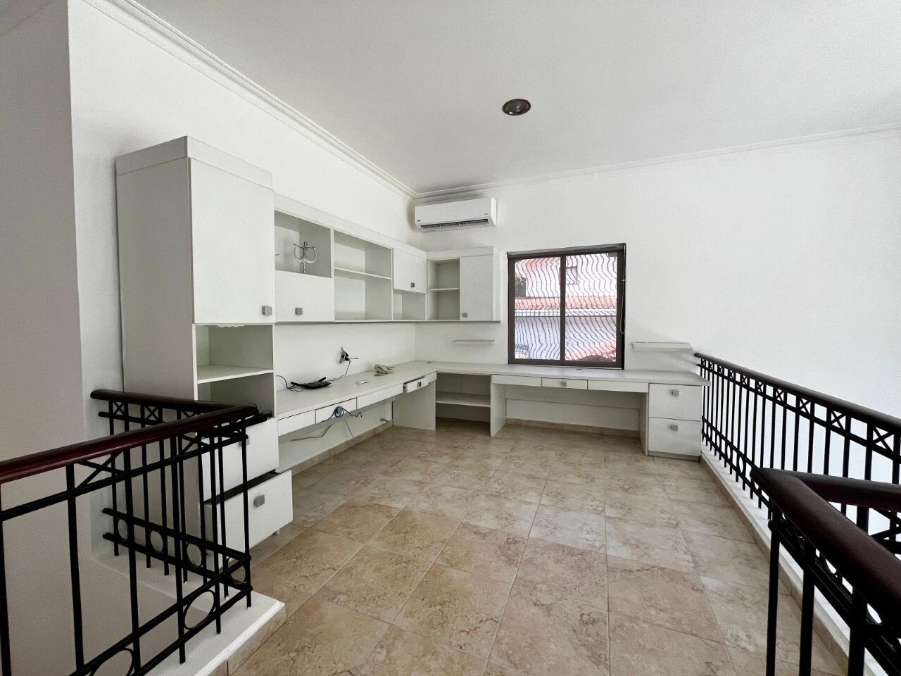 Solid-Concrete 4-Bed House in Camino de Cruces - Gallery image 26