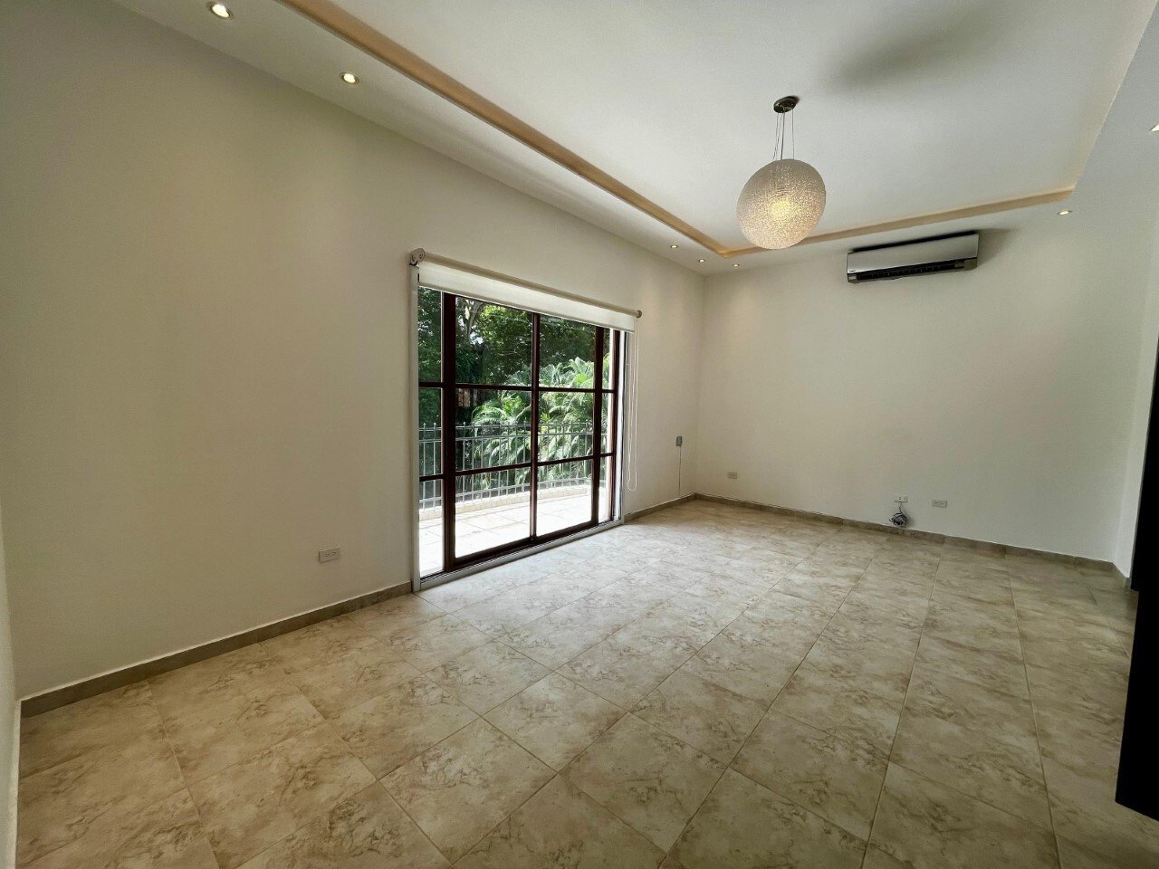 Solid-Concrete 4-Bed House in Camino de Cruces - Gallery image 27