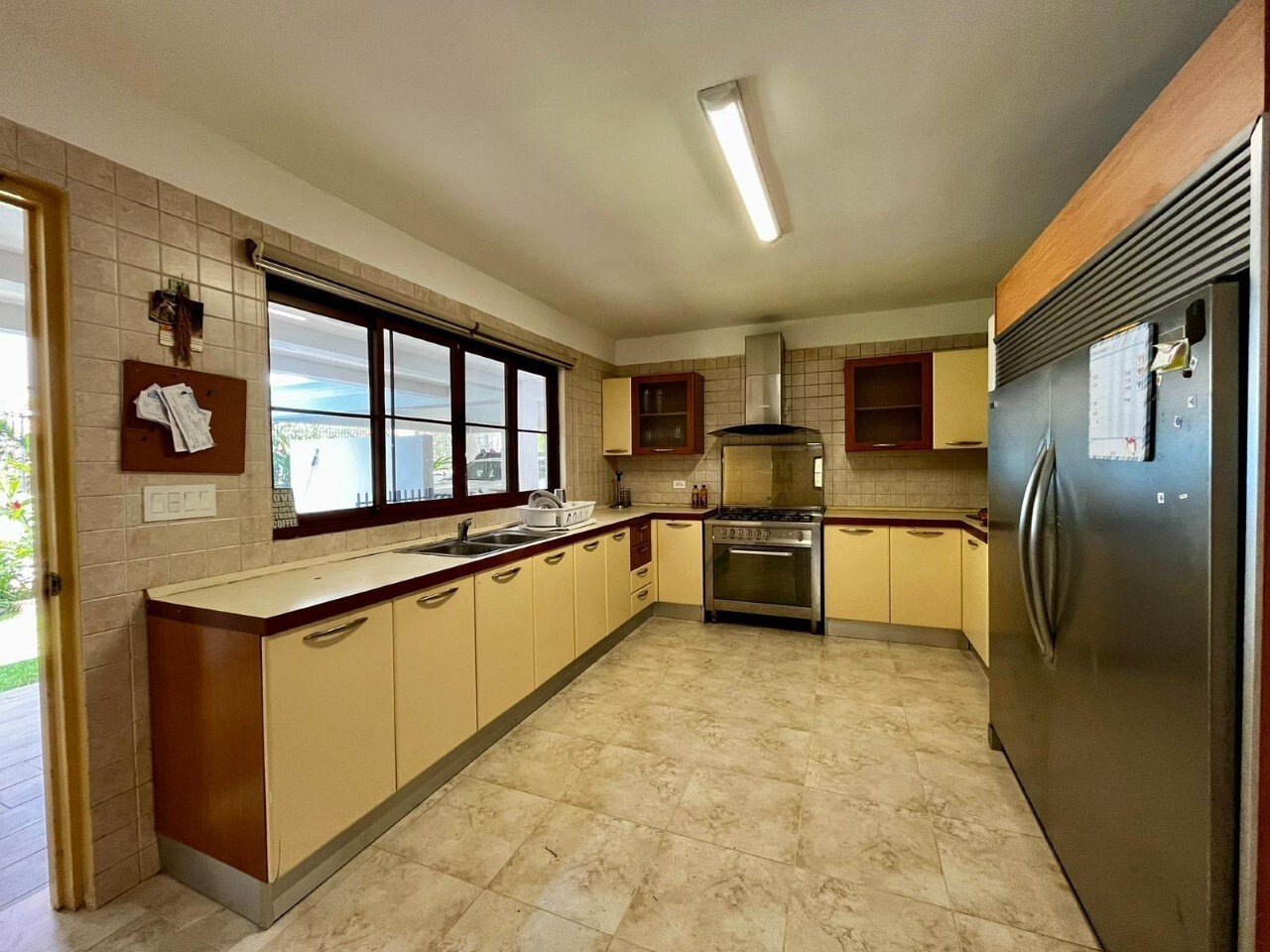 Solid-Concrete 4-Bed House in Camino de Cruces - Gallery image 3
