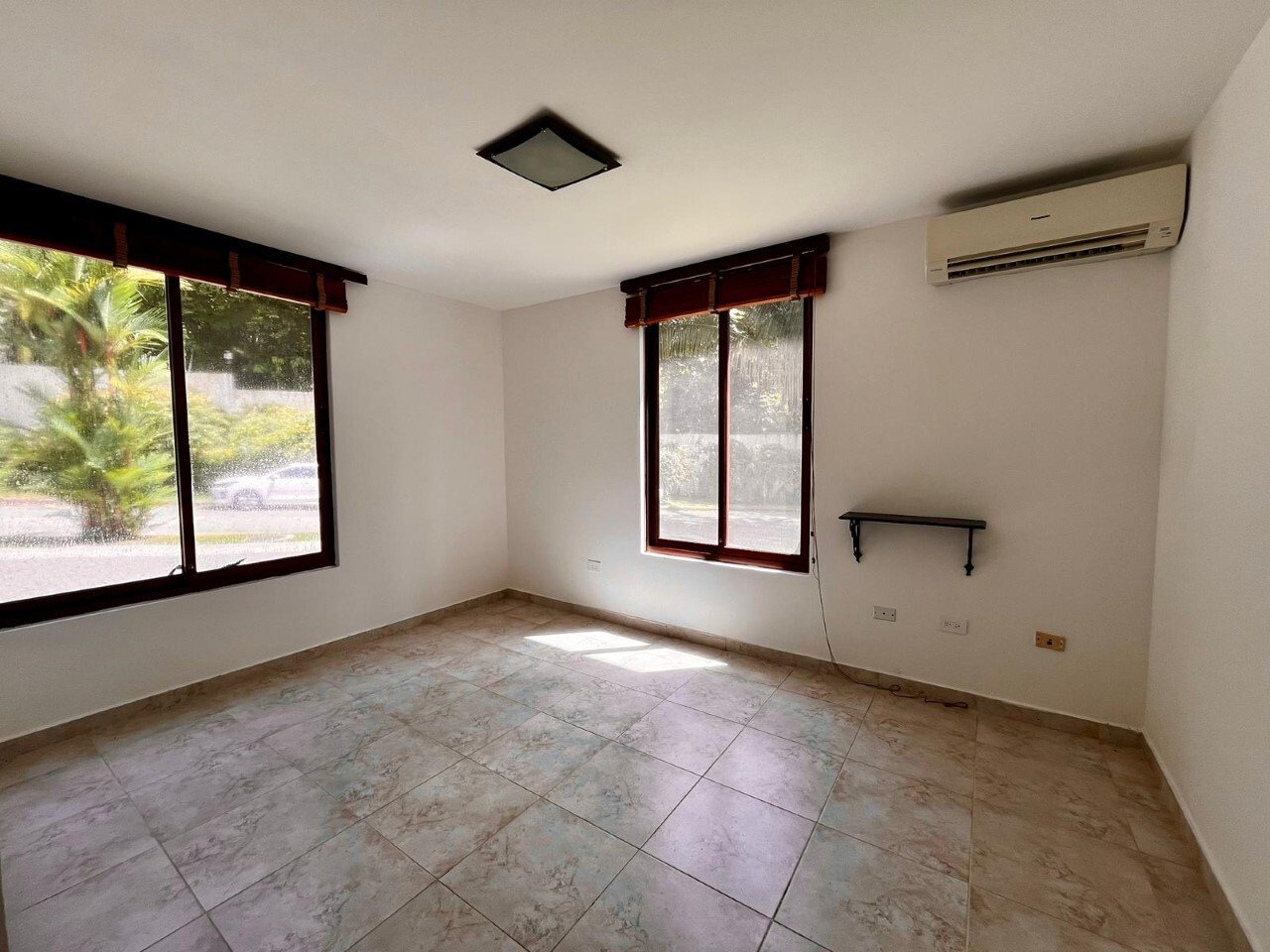 Solid-Concrete 4-Bed House in Camino de Cruces - Gallery image 30