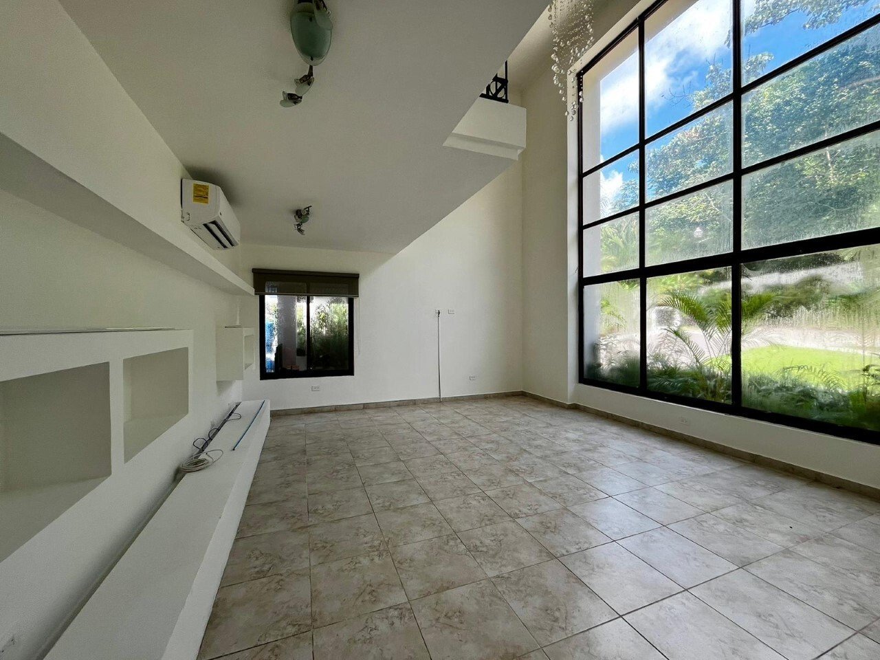 Solid-Concrete 4-Bed House in Camino de Cruces - Gallery image 4