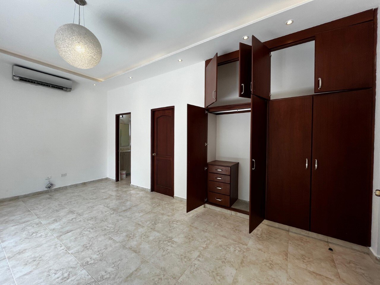 Solid-Concrete 4-Bed House in Camino de Cruces - Gallery image 5