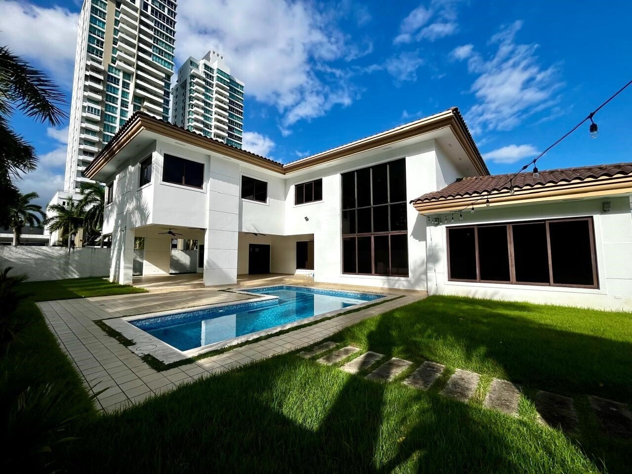 840 m2 Gated Mansion in Costa del Este