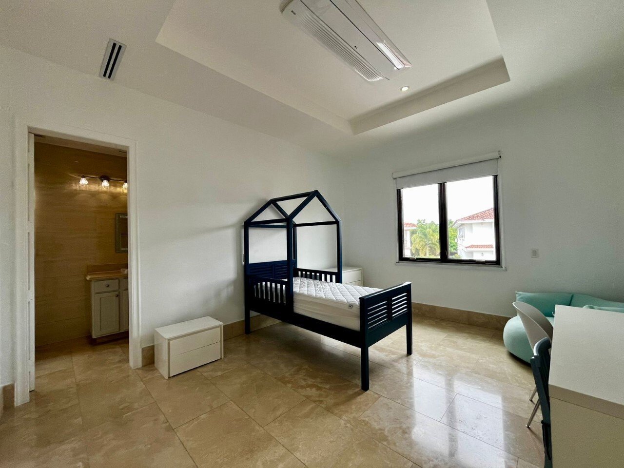 Two-Story Family Residence in Santa Maria - Gallery image 18