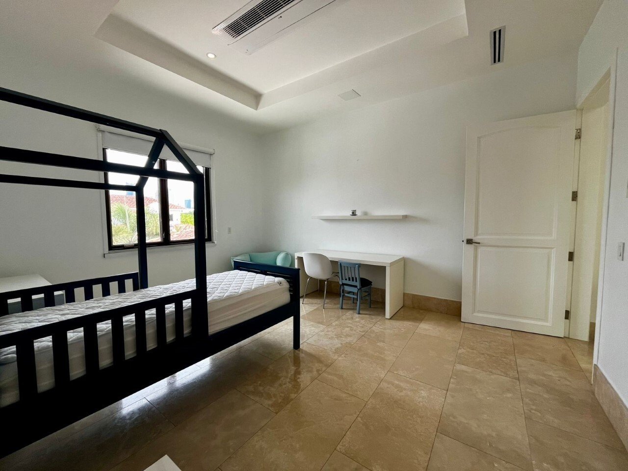 Two-Story Family Residence in Santa Maria - Gallery image 19