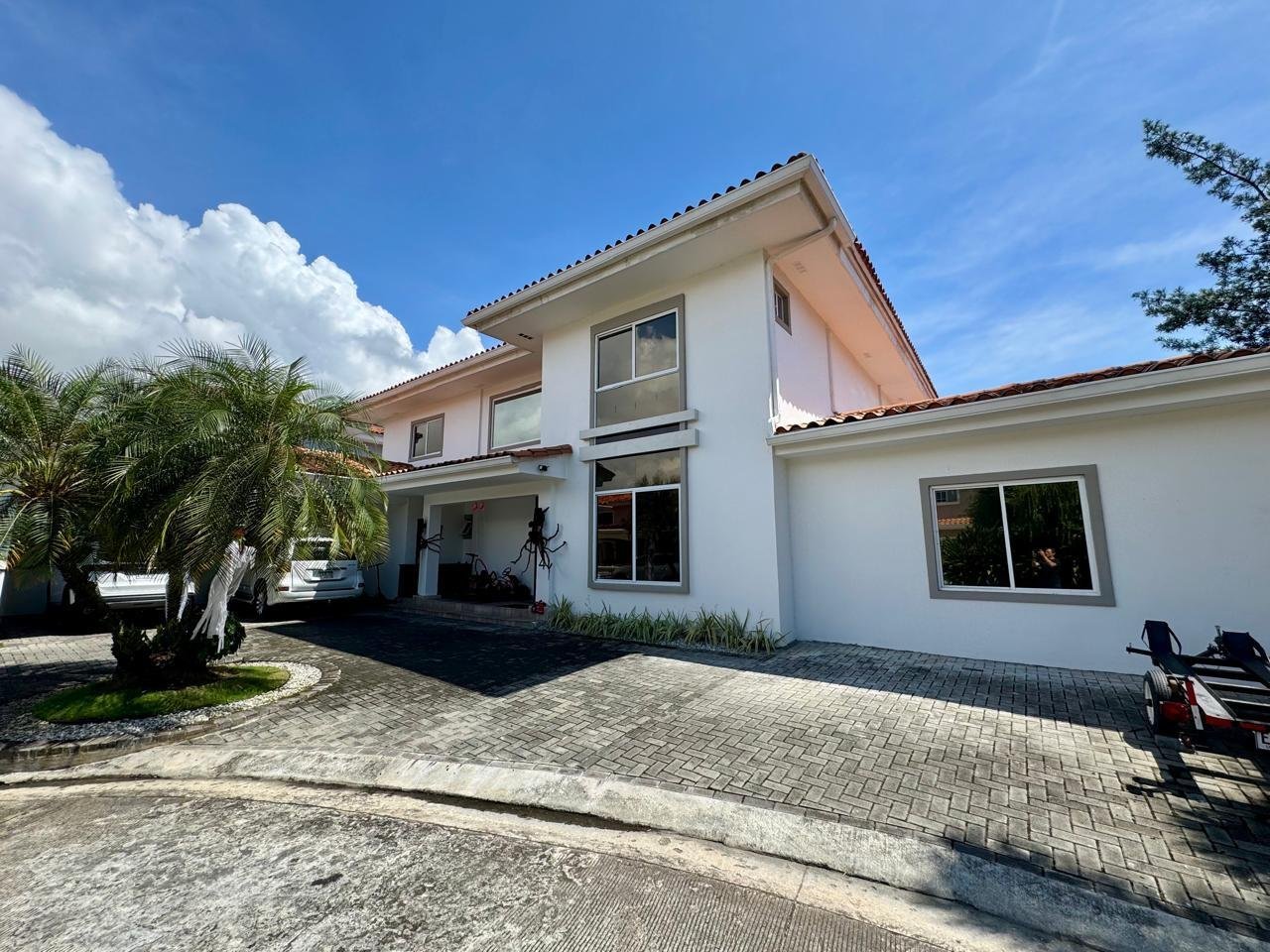 Remodeled Modern Home, Costa de las Perlas