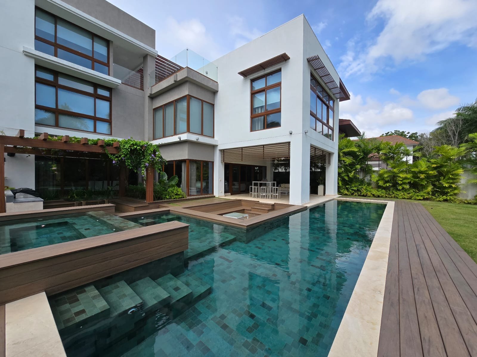 Balmoral Villa with Solar Power, Costa del Este