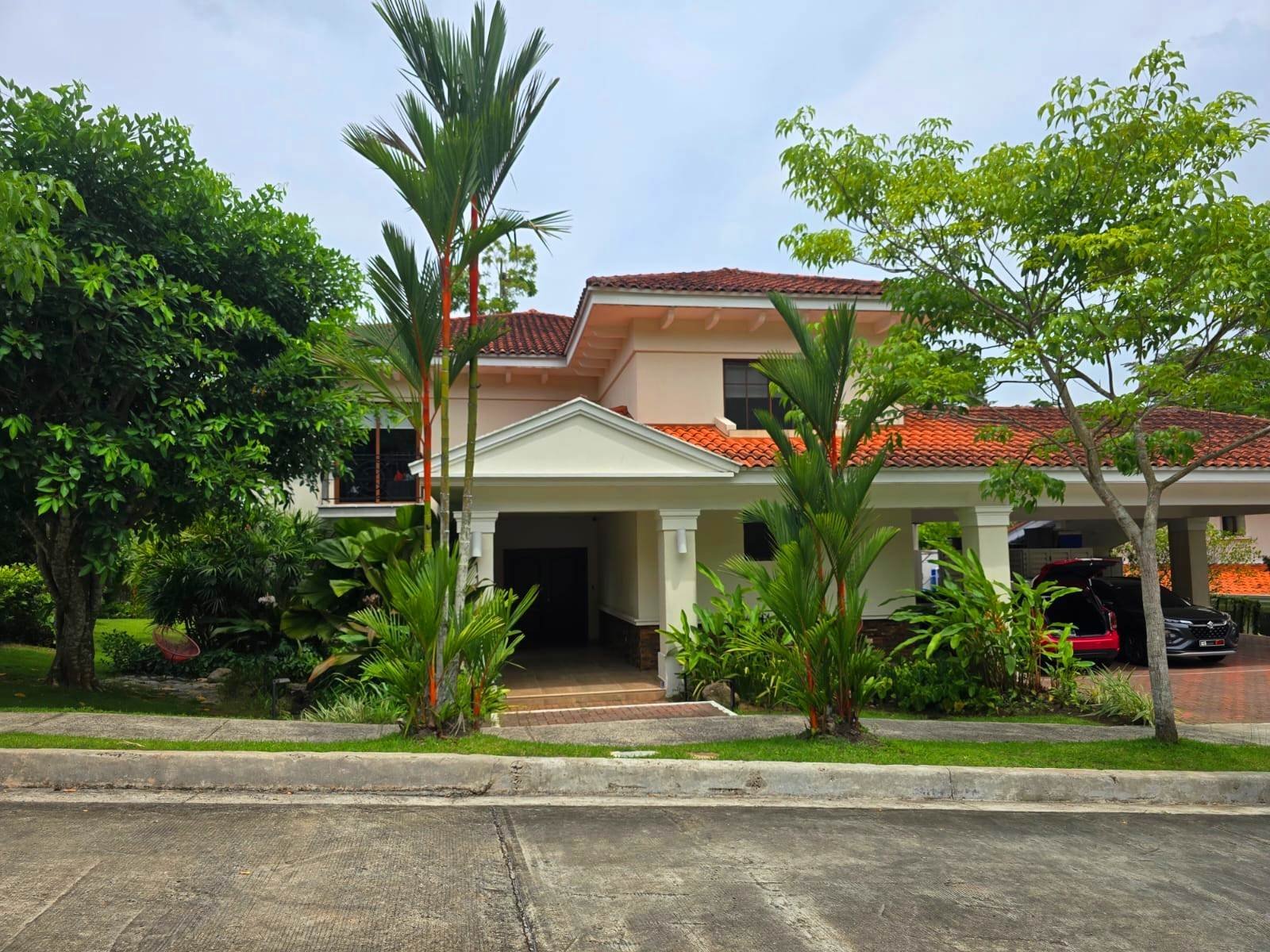 Upgraded Residence in Senderos de Camino de Cruces